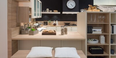 Extra geschickt gelöst: Nach Gebrauch verschwindet die Küchenbank hier unter dem Küchentisch.