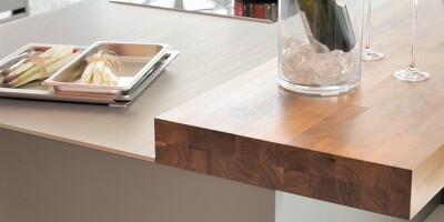 Edles Massivholz, stabgeleimt, als schicker Thekenaufsatz in der Küche