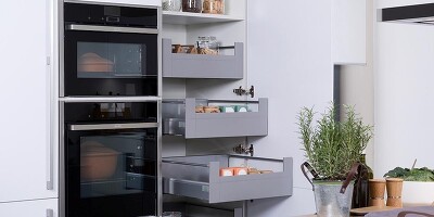 Küchenschrank mit Auszügen und Regalfläche