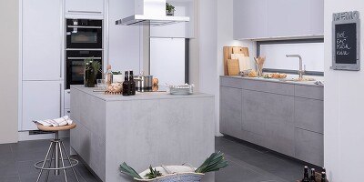 Inselküche mit Betonfronten