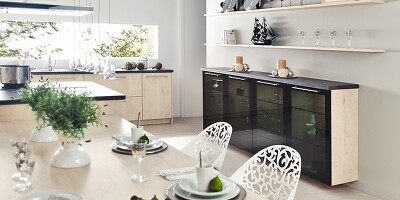 Diese helle moderne Wohnküche (Ballerina) kontrastiert toll mit dem schwebenden Highboard-Glasvitrinenschrank