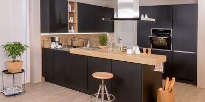 Offene Küche und trotzdem abgetrennt dank schickem Tresen