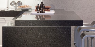 Obacht: Naturstein verträgt keine kalklösenden Reinigungsmittel wie bspw. Essig!